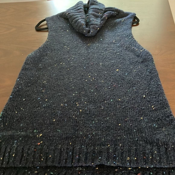 Size large navy Blue Tunic sleeveless with a turtleneck. - Picture 9 of 9